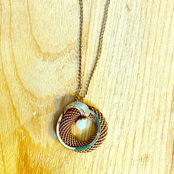 Jewelry - HP ~ Gold Chain Wreath with Pearl Center